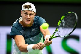 Șoc și groază pentru un celebru tenismen din TOP 20 ATP! Nu mai poate ieși din hotelul din Doha de frica&nbsp;(…)