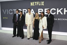 Victoria Beckham împlinește 52 de ani. De la membră a trupei Spice Girls la celebră prezentatoare de modă. GALERIE FOTO