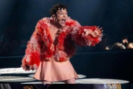 UE adoptă o rezoluție care recunoaște bărbații care se identifică drept femei ca fiind femei cu drepturi depline:&nbsp;(…)