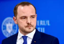 Health Minister Rogobete opposes 10% pay cut for medical staff, supports performance-based pay