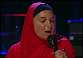 Cântăreaţa irlandeză Sinéad O'Connor, convertită la islam, pe scenă în hijab. VIDEO
