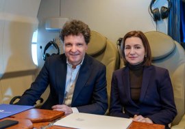 Nicușor Dan și Maia Sandu s-au fotografiat în avion, în drum spre Armenia