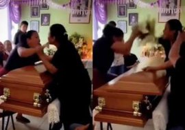 Scene greu de imaginat la o înmormântare. Două femei s-au luat la bătaie, peste sicru. De ce s-a ajuns aici