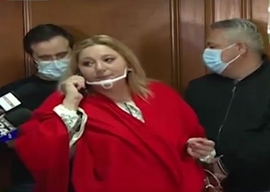 Curaj în Parlament <img src="https://www.ziar.com/imagini/smiley/smiley2.gif" alt="smiley2.gif"> : s-au încuiat cu cheia de teamă să nu intre iar Diana Șoșoacă cu forța peste ei