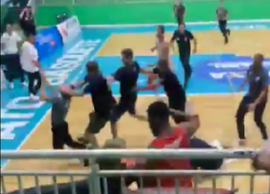 Scene șocante în Brazilia! Arbitrii unui meci de baschet au fost atacați, pe teren, după fluierul final