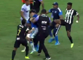 Scene șocante în Brazilia: bătaie ca în filme pe gazon, forțele de ordine au intervenit degeaba + Hulk a împărțit&nbsp;(…)