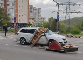 Vântul face ravagii în țară: un bărbat a murit la Huși, zeci de localități sunt afectate. Peste 35.000 de oameni au&nbsp;(…)