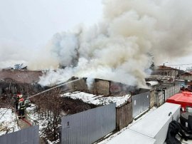 Incendiu de proporții pe strada Garoafei, din cartierul Rahova. Flăcările au cuprins case și anexe gospodărești pe&nbsp;(…)
