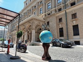 O lume în miniatură, construită împotriva curentului