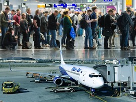 Haos la Otopeni: Blue Air suspendă toate zborurile din România. Ultimele știri