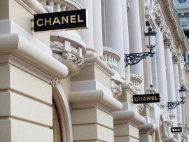Scandal în industria de lux: 383 de genți Chanel au fost compromise. Instanța a decis reangajarea unei femei concediate