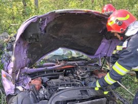 O șoferiță începătoare a ieșit cu mașina în decor. Pasagera de pe scaunul din dreapta, o tânără de 18 ani, a murit