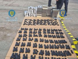 Peste 100 de pistoale și zeci de mii de țigarete, confiscate de polițiștii de frontieră la Calafat. Camionul era&nbsp;(…)