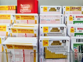 Un bărbat a câștigat 44 de milioane de euro la loto, dar nu i-a spus nimic soției zile întregi