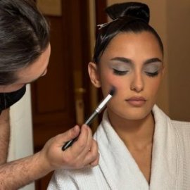 Tendințele de machiaj care vor defini anul 2026. Piele de super model și buze „sărutate”