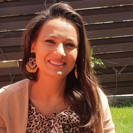 Teodora Ghenciu a pus un mesaj pentru colindători, pe ușa apartamentului. Când l-au citit, au făcut stânga-mprejur!