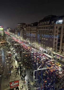 „Marș la Moscova” – Mesaj proiectat pe clădirile din Piața Universității la protestul suveraniștilor (Foto & Video)