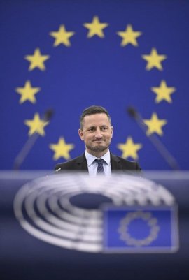 Europarlamentar român dansează pe manele în faţa Parlamentului European. Ce a vrut să transmită