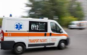 Patru răniţi după ce o maşină a ieşit de pe şosea şi a lovit trei copii