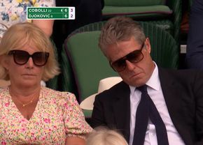 Moment rar la Wimbledon! Deși era situat în spatele Reginei Marii Britanii, Hugh Grant a adormit la meciul lui (…)