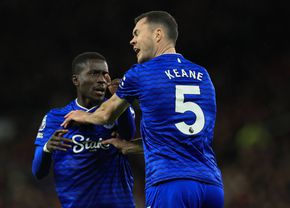 Scene șocante în eșecul lui Manchester United cu Everton » Cartonaș roșu pentru o palmă dată propriului coechipier!