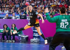 O polițistă și un militar „apără” naționala Germaniei împotriva Franței