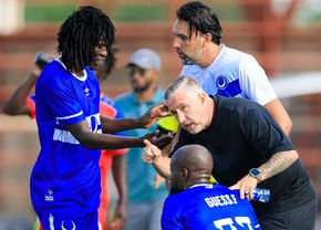 Laurențiu Reghecampf a debutat în campionatul din Sudan, într-un decor auster