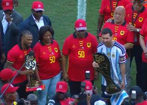Fast exagerat și proteste la sosirea lui Messi în Angola » Președintele țării a pătruns pe gazon la startul (…)