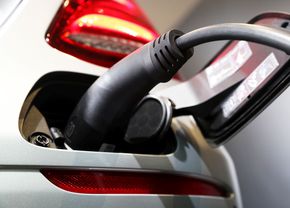 Mașinile hibride plug-in poluează aproape la fel de mult ca cele pe benzină! Raportul Guardian zguduie piața auto