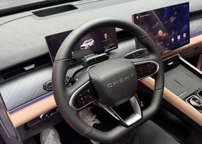 Mașina care vrea să schimbe regulile jocului în România: SUV hibrid premium sub prețul unui BMW X3 second-hand