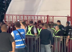 Bătaie și înjurături între fanii lui Dinamo și Jandarmerie: Andrei Nicolescu a coborât de urgență » Scandări (…)