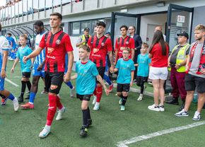 Copiii care au însoțit fotbaliștii la Csikszereda - Universitatea Craiova au purtat tricouri cu însemnele Ținutului (…)