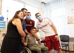 Rapidiștii au adus zâmbete pe chipurile copiilor internați la Spitalul „Marie Curie” din București