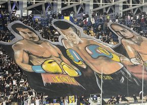Scenografii FABULOASE la Petrolul - Dinamo! Reverență pentru trei boxeri uriași ai Ploieștiului + torțe și fumigene (…)