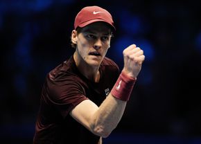 Jannik Sinner s-a impus în fața lui Alexander Zverev și este în semifinale la ATP Finals