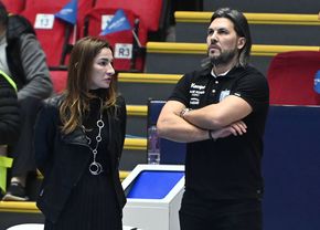 Cristina Vărzaru a jignit jucătoarele, scandal imens în vestiarul CSM! » Filmul demiterii lui Adrian Vasile și a (…)