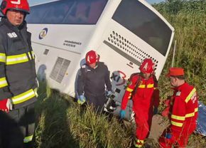 Accident grav pe Autostrada Soarelui: autocarul răsturnat transporta o echipă de baschet de copii » Un adult (…)
