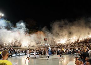 Fanii lui Partizan Belgrad nu se dezmint: torțe și atmosferă incredibilă în timpul unui meci disputat în aer liber, (…)