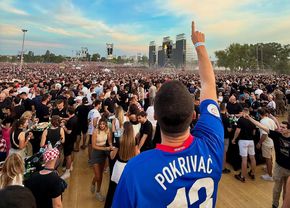 Portarul unui club de handbal din Serbia, dat afară după ce a participat la concertul unui croat asociat cu mișcarea (…)