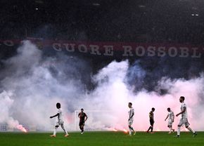 Dezastru la Genoa, sub ochii lui Dan Șucu » Fanii au întrerupt meciul: au aruncat zeci de torțe în teren