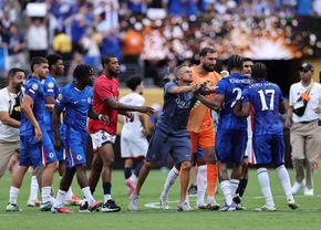 „Fight Club” după Chelsea - PSG » Scene ȘOCANTE: Luis Enrique i-a băgat mâna în gât unui adversar, bătaie generală (…)