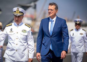 Ministrul care vrea să o readucă pe Steaua în Liga 1, contestat public după ce și-a falsificat CV-ul: „O greșeală (…)