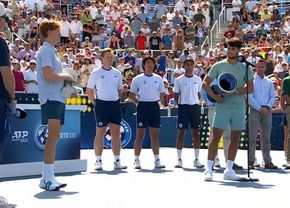 Finală retezată la Cincinnati: Carlos Alcaraz e campion, Jannik Sinner a abandonat la 0-5 » Cuvinte superbe (…)