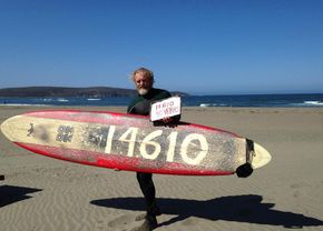 Povestea lui Dale Webster, omul care a urcat pe placa de surfing 14.641 zile fără întrerupere » Rechini, pietre la (…)