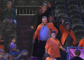 Cum a apărut Van der Vaart, venit direct de la București, în fieful marii rivale din Rotterdam » A asistat la un (…)