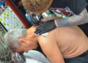 „Serios, a murit?!” » Fanul #1 din România al lui Armani, Sorin Cârțu i-a dedicat un tatuaj celebrului designer: „Am (…)