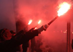 Torțe, lacrimi și aplauze la Oradea » Cel mai impresionant moment la înmormântarea lui Emeric Ienei