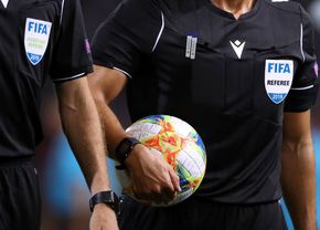 Se tem de „cel mai slab arbitru din lume” la Aberdeen - FCSB » Anchetat pentru blaturi și meciuri de poker cu fotbaliști