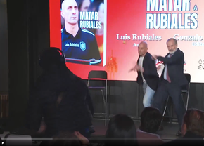 Imagini halucinante! Luis Rubiales, atacat cu ouă la lansarea cărții