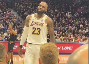 Un fan l-a ironizat pe LeBron James: „Ai rămas fără păr” » A urmat un răspuns brutal în timpul meciului